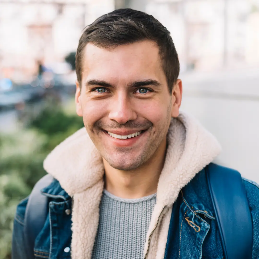 Portrait de Quentin, propriétaire, partageant son avis sur l'état des lieux à Laeken.