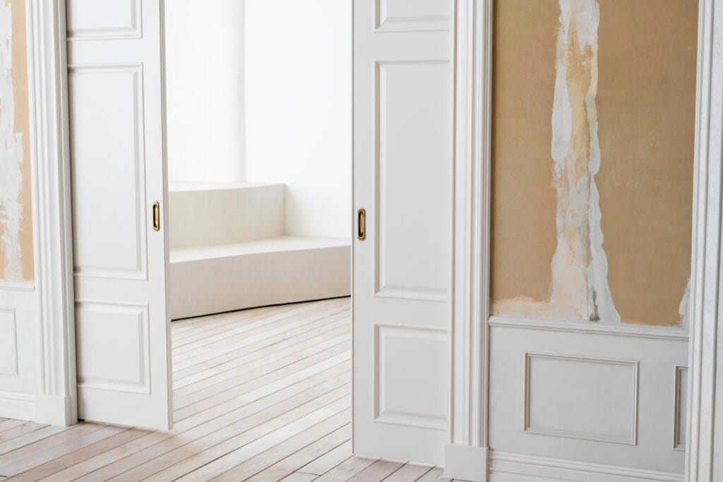 Pièce partiellement rénovée pour un état des lieux avant travaux, expert immobilier