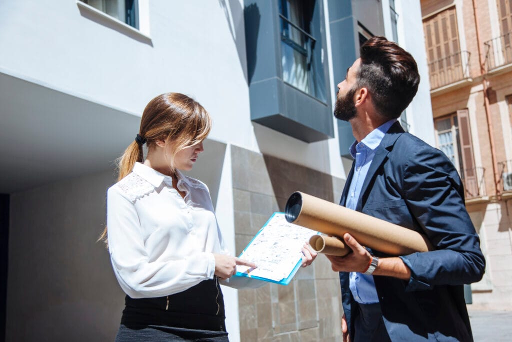Experts immobiliers évaluant un bâtiment lors d'une inspection extérieure