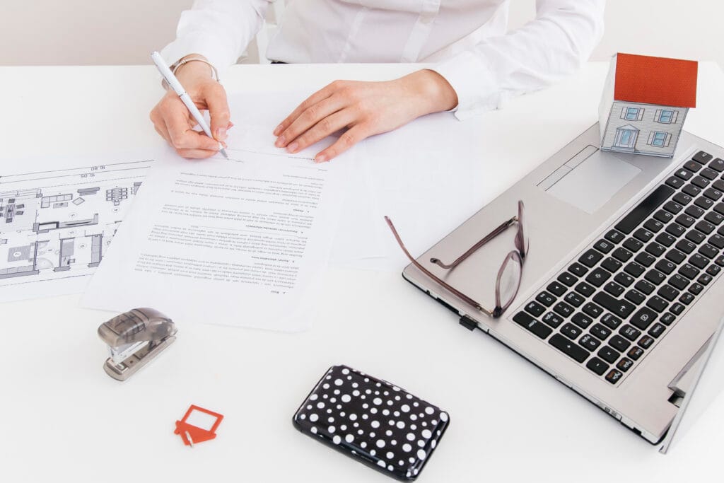 Expert immobilier signant un document pour la rédaction de bail