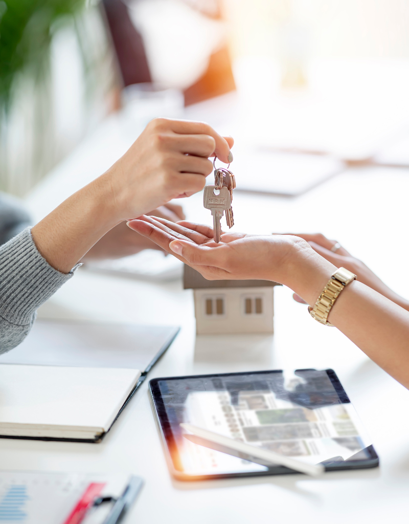 Remise des clés après un état des lieux Sart-Lez-Spa effectué par un expert immobilier.